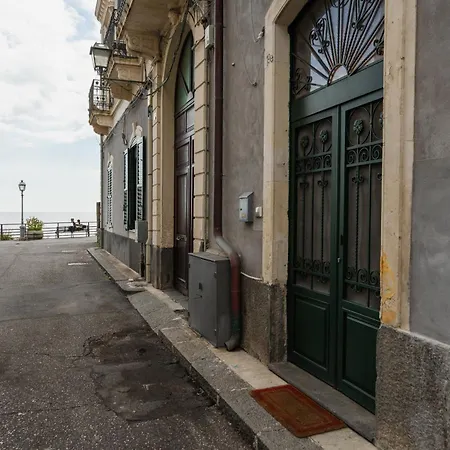 Black Stones Li Cuti Apartment