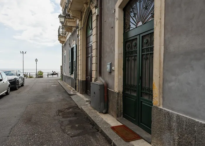 Black Stones Li Cuti Apartment